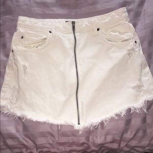 Adorable white jean skirt with front zipper!!!